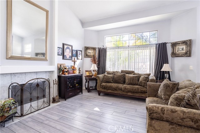 Detail Gallery Image 6 of 38 For 11965 Terra Bella St #8,  Sylmar,  CA 91342 - 4 Beds | 2/1 Baths