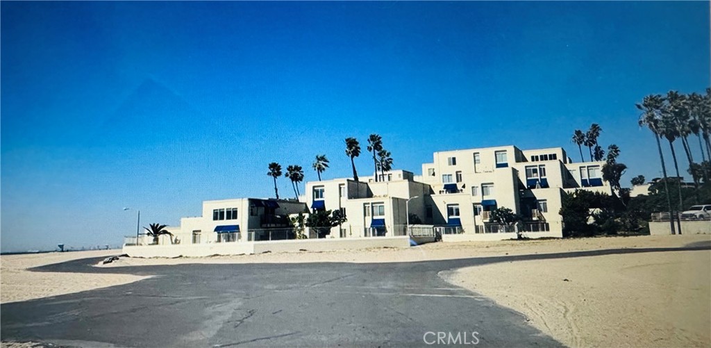 https://media.crmls.org/medias/82bd77f1-65de-4650-907e-f15398b567c5.jpg?preset=X-Large
