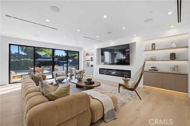 22518 Burbank photo 4