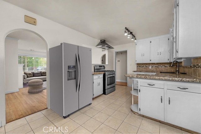 Detail Gallery Image 6 of 45 For 404 W Robinson Ave, Fresno,  CA 93705 - 3 Beds | 2 Baths