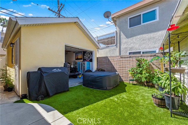 715 Olive Avenue, Huntington Beach CA: https://media.crmls.org/medias/82c6a9e4-5cba-4993-b0ee-39c6e9bec22c.jpg