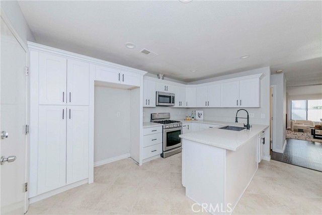 9724 Walker Court, Cypress CA: https://media.crmls.org/medias/82c85aa6-3938-4943-b828-554941a76650.jpg