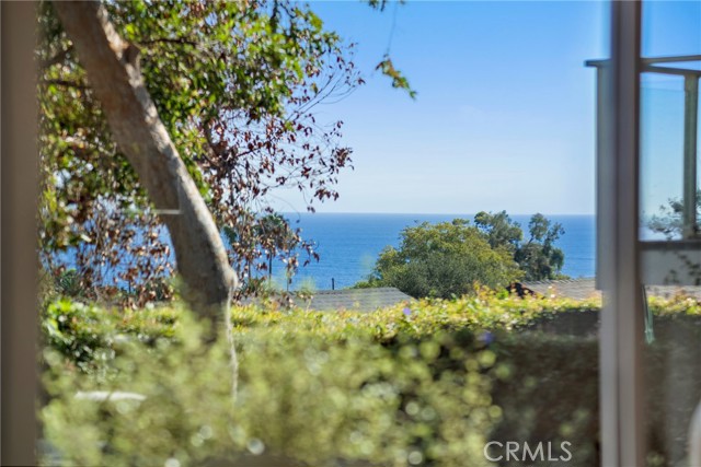 592 Bluebird Canyon Drive, Laguna Beach CA: https://media.crmls.org/medias/82cb5ac8-a2bb-4fc2-b3bf-40911fd7e304.jpg