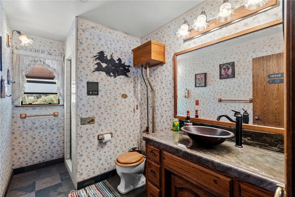 https://media.crmls.org/medias/82cea58a-02b7-4403-9260-9be4d5f0a14f.jpg?preset=X-Large