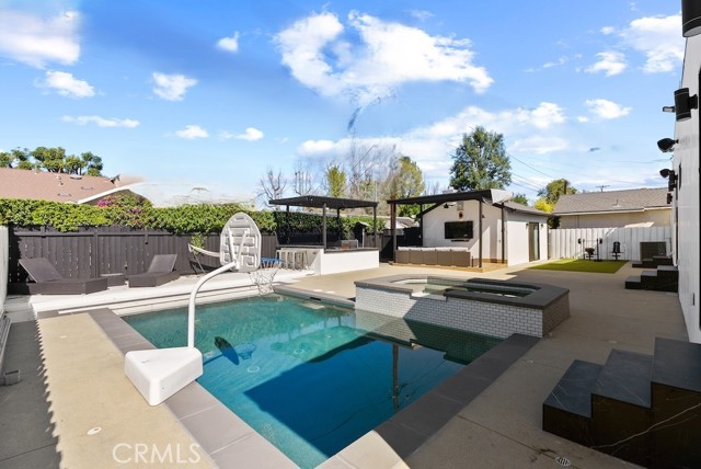 23143 Leonora Drive, Woodland Hills CA: https://media.crmls.org/medias/82d445fa-7208-4430-847e-451d2ab981fe.jpg