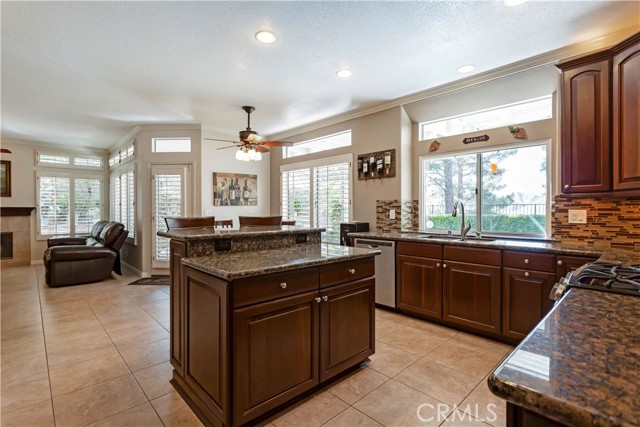 Detail Gallery Image 13 of 38 For 29347 Canyon Rim Pl, Canyon Country,  CA 91387 - 6 Beds | 3 Baths