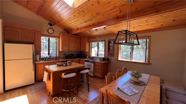 Detail Gallery Image 3 of 46 For 33478 Angeles Dr, Green Valley Lake,  CA 92341 - 2 Beds | 2 Baths
