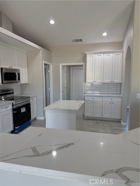 Detail Gallery Image 8 of 30 For 17796 Valencia St, Hesperia,  CA 92345 - 4 Beds | 2/1 Baths