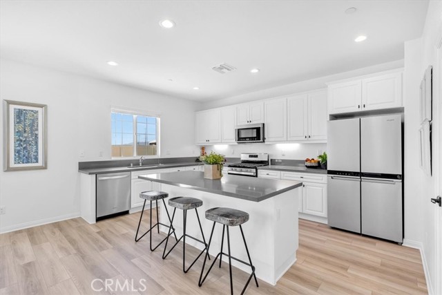 Detail Gallery Image 6 of 41 For 28300 Abbey, Menifee,  CA 92585 - 4 Beds | 2/1 Baths