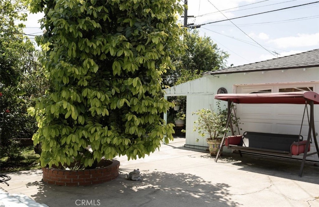 https://media.crmls.org/medias/82daffc4-dc68-4718-89e1-59f3bc2676f9.jpg?preset=X-Large