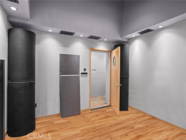 5762 Andasol Avenue, Encino CA: https://media.crmls.org/medias/82dc0be2-0132-432e-9a05-cbbbc9f77921.jpg