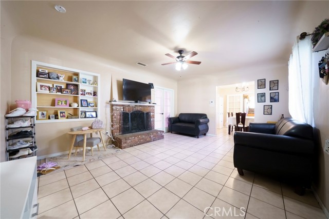 Detail Gallery Image 3 of 6 For 634 E Kingsley, Pomona,  CA 91767 - 2 Beds | 2 Baths