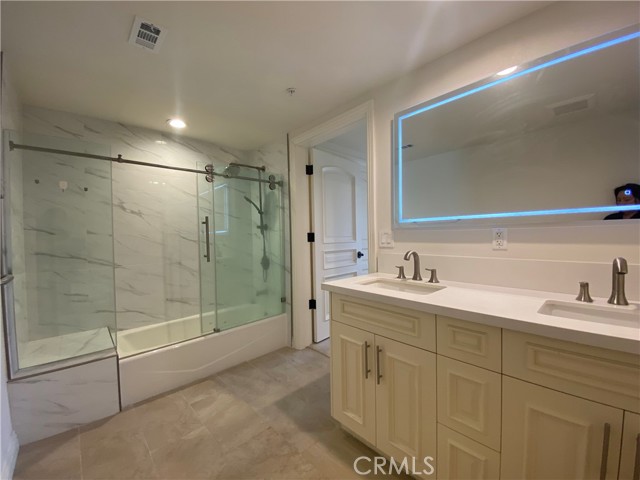 1598 Long Beach Boulevard # 209, Long Beach, California 90813, 2 Bedrooms Bedrooms, ,3 BathroomsBathrooms,Residential Lease,For Rent,1598 Long Beach Boulevard # 209,CRWS24238650