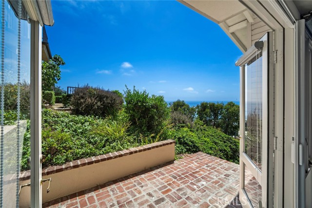 Detail Gallery Image 30 of 56 For 2108 Crestview Dr, Laguna Beach,  CA 92651 - 3 Beds | 2 Baths