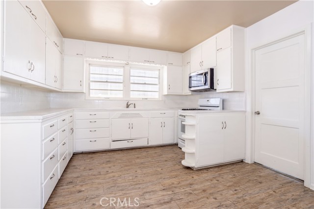 Detail Gallery Image 10 of 23 For 44632 Fern Ave, Lancaster,  CA 93534 - 4 Beds | 2 Baths