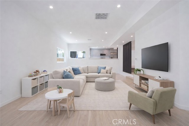 Detail Gallery Image 6 of 35 For 1346 N Stanley Ave #1,  Los Angeles,  CA 90046 - 4 Beds | 4/1 Baths