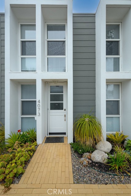 4073 Aladdin Drive, Huntington Beach CA: https://media.crmls.org/medias/82e596e6-f0ea-4900-925e-62c3a12c7039.jpg