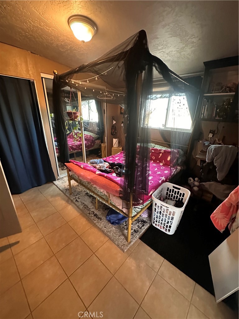 https://media.crmls.org/medias/82eb29af-9930-4a98-b896-e38b309e70f1.jpg?preset=X-Large