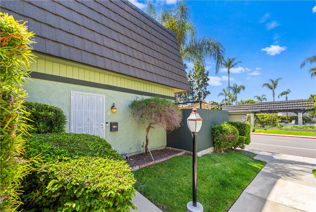 Detail Gallery Image 4 of 44 For 1632 Iowa a,  Costa Mesa,  CA 92626 - 2 Beds | 1 Baths
