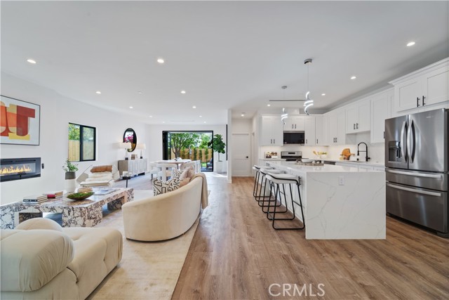 Detail Gallery Image 7 of 20 For 7717 Jamieson Ave, Reseda,  CA 91335 - 3 Beds | 3 Baths