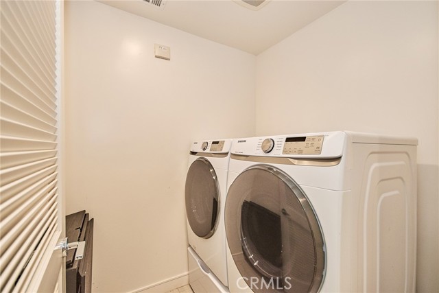 1050 N Joels Place, Los Angeles CA: https://media.crmls.org/medias/82ede7ff-4701-4026-96ff-0d5c09a39d36.jpg