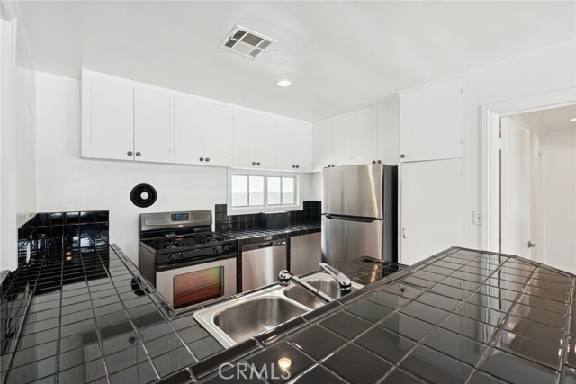 Detail Gallery Image 13 of 21 For 305 Marine, Newport Beach,  CA 92662 - 2 Beds | 1 Baths