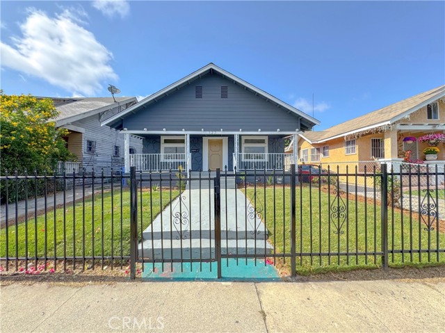 127 E 65th Street, Los Angeles CA: https://media.crmls.org/medias/82f28824-465a-4b8c-bb50-bbc6cee6399c.jpg