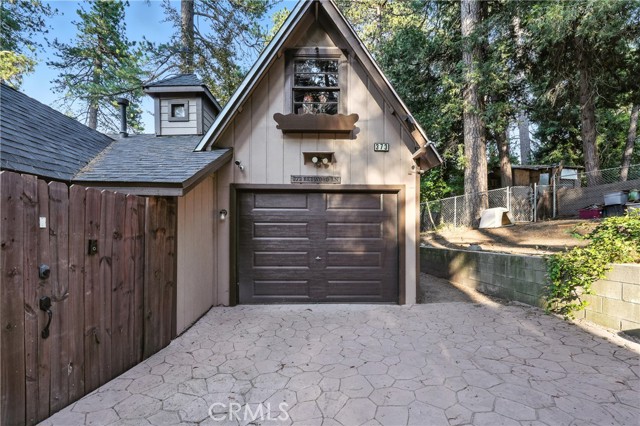 373 Redwood Lane, Crestline CA: https://media.crmls.org/medias/82f8cd68-8a91-4c79-9d80-c0d42bca6c40.jpg