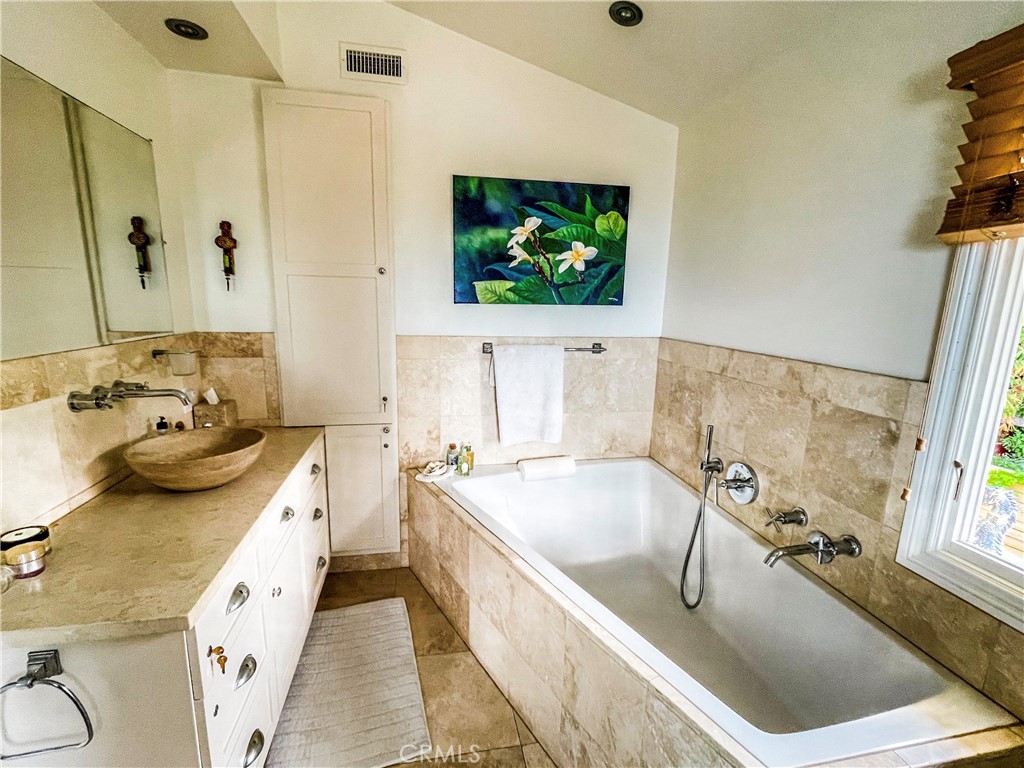 82f8e008 D5f9 4051 B9b0 681d683429d8