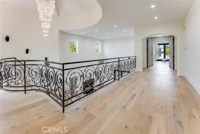 23123 Oxnard Street, Woodland Hills CA: https://media.crmls.org/medias/82f8f0e8-1c32-41cd-b20a-3e9c1c5a4bb6.jpg