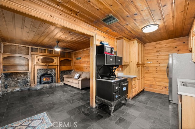 Detail Gallery Image 9 of 30 For 13993 Middle Fork Rd, Lytle Creek,  CA 92358 - 1 Beds | 1 Baths