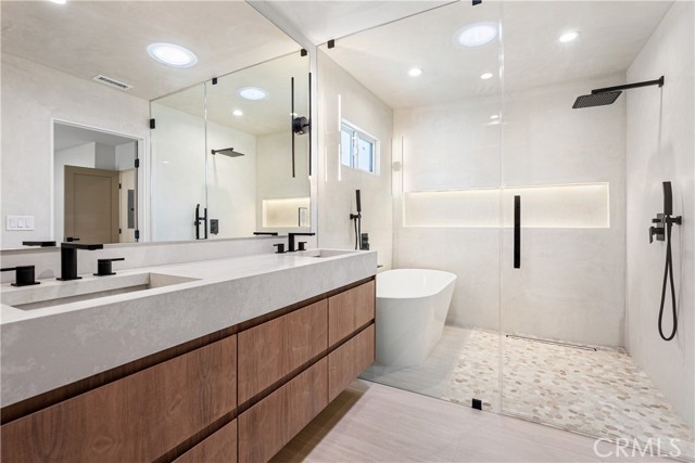 Detail Gallery Image 17 of 33 For 18848 Collins, Tarzana,  CA 91356 - 2 Beds | 2 Baths