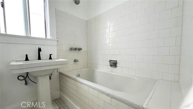 432 N Norton Avenue, Los Angeles CA: https://media.crmls.org/medias/82ffb05f-29b1-4bb3-a8f7-0d6c6d84cae4.jpg