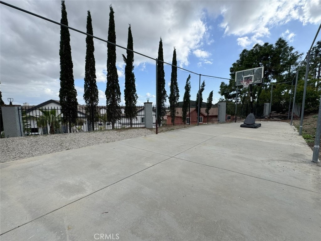 https://media.crmls.org/medias/83042355-ceb6-45fc-a087-74bb246ca79c.jpg?preset=X-Large
