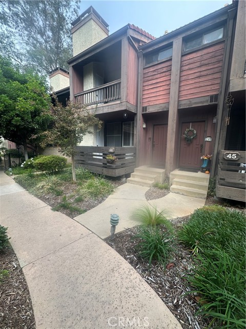 Detail Gallery Image 2 of 19 For 21931 Burbank #46,  Woodland Hills,  CA 91367 - 2 Beds | 2/1 Baths