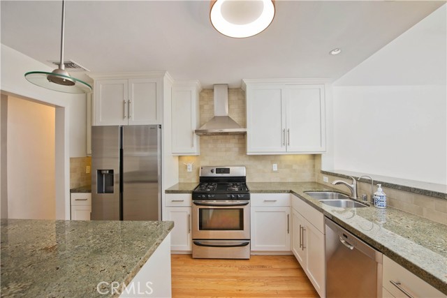 Detail Gallery Image 9 of 44 For 13964 Peach Grove St, Sherman Oaks,  CA 91423 - 3 Beds | 3 Baths