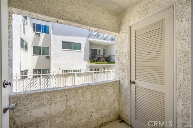 Detail Gallery Image 14 of 32 For 11954 Mayfield Ave #3,  Los Angeles,  CA 90049 - 2 Beds | 2/1 Baths