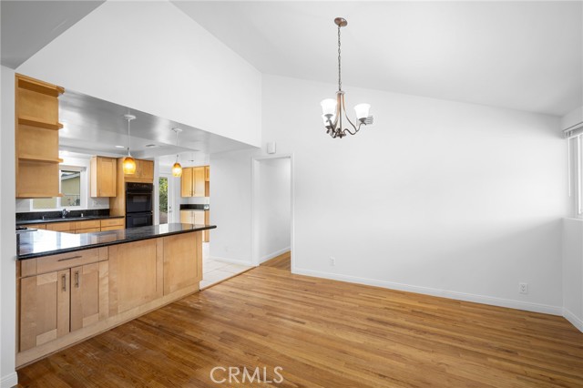 Detail Gallery Image 5 of 27 For 7948 De Soto, Canoga Park,  CA 91304 - 3 Beds | 3 Baths