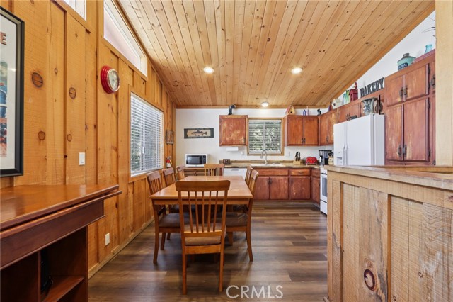 Detail Gallery Image 11 of 43 For 788 Silver Tip, Big Bear Lake,  CA 92315 - 3 Beds | 3 Baths