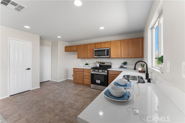 Detail Gallery Image 11 of 43 For 42570 72nd St, Lancaster,  CA 93536 - 4 Beds | 2/1 Baths