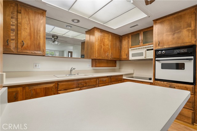 Detail Gallery Image 8 of 16 For 1180 Oakmont Rd #51-G,  Seal Beach,  CA 90740 - 2 Beds | 1/1 Baths