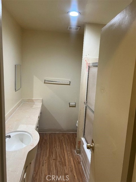 Detail Gallery Image 5 of 9 For 1451 W 105th St #2,  Los Angeles,  CA 90047 - 2 Beds | 1 Baths