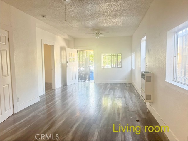 Detail Gallery Image 3 of 10 For 206 W 52nd Pl, Los Angeles,  CA 90037 - 3 Beds | 2 Baths