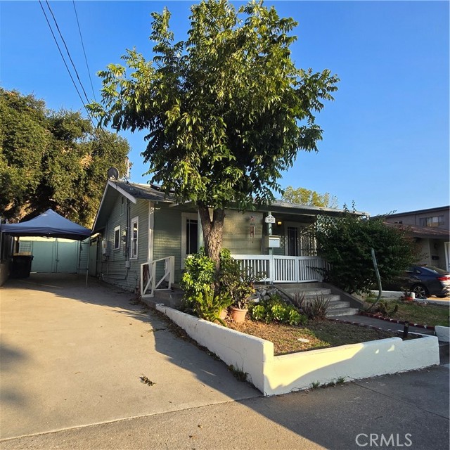 3928 La Crescenta Avenue, Glendale CA: https://media.crmls.org/medias/8310d751-4e8d-4a1b-963d-844794aa0dba.jpg