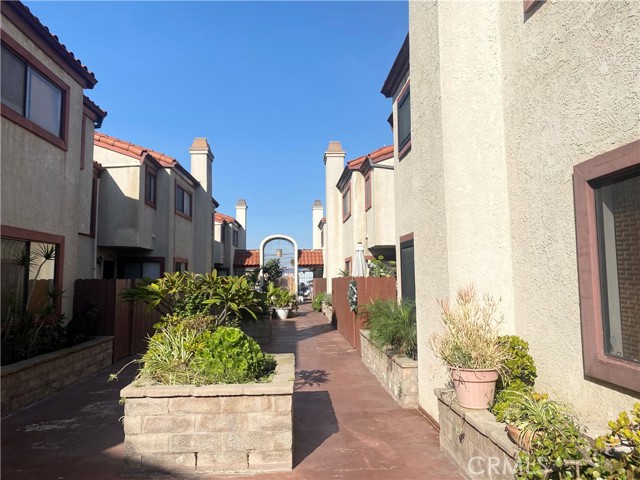 Detail Gallery Image 3 of 32 For 1450 W 146th Street #2,  Gardena,  CA 90247 - 2 Beds | 2/1 Baths