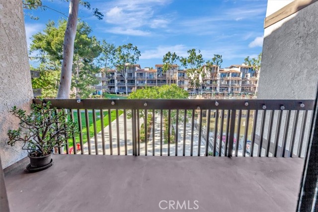 Detail Gallery Image 4 of 27 For 8317 Marina Pacifica, Long Beach,  CA 90803 - 2 Beds | 3 Baths