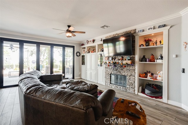 4225 W Riviera, Corona CA: https://media.crmls.org/medias/83171678-e2a8-462d-955d-c4ebb78a0ce9.jpg