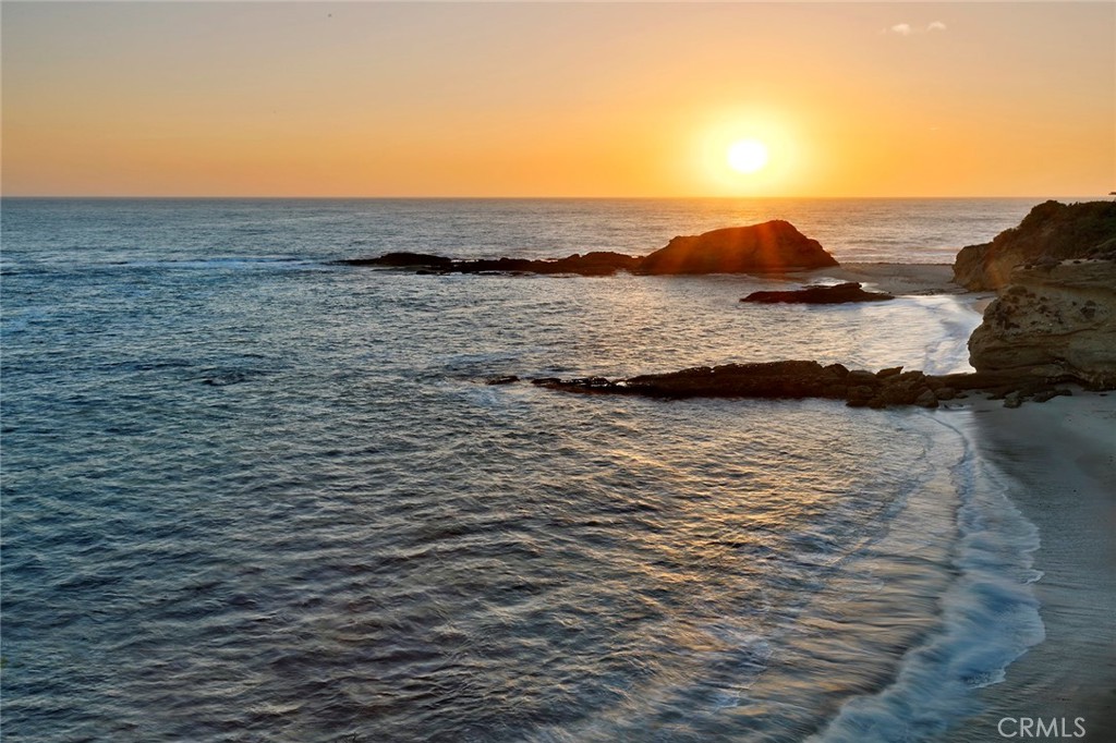 https://media.crmls.org/medias/83172b70-8078-451f-9478-8066cd0ef7fd.jpg?preset=X-Large