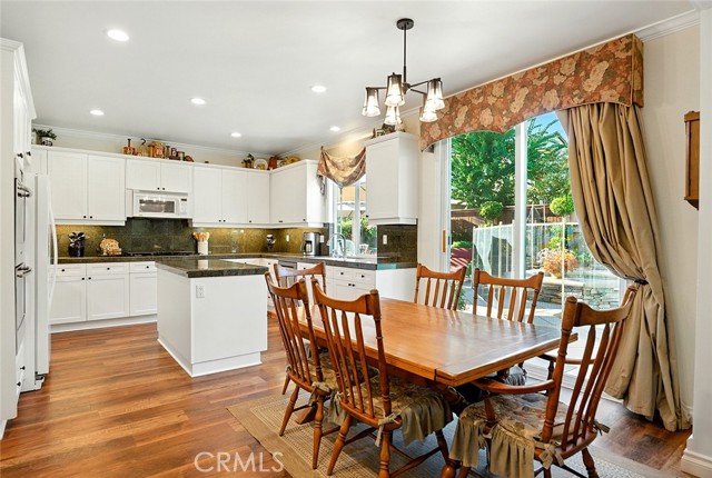 13742 Woodcrest Court, Eastvale CA: https://media.crmls.org/medias/83182e36-a4c1-4f50-a46a-18f1702fd624.jpg