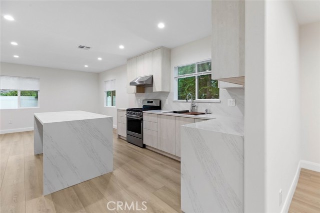 Detail Gallery Image 10 of 29 For 5954 Carpenter Ave, Valley Village,  CA 91607 - 3 Beds | 2 Baths